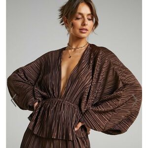 NWT SHOWPO WILUNA TOP PLUNGING NECKLINE PLEATED ELEGANT EVENING BLOUSE  SZ8